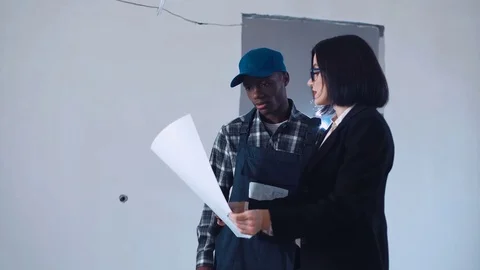 The manager explaining blueprint to builder Stock-Footage 74487255