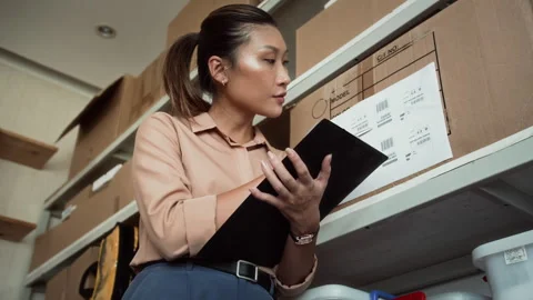 Manager Filling Delivery Documents when Checking Parcels in Warehouse 스톡 동영상 281718921