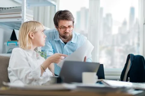 Manager giving feedback to young intern Stock-Fotos