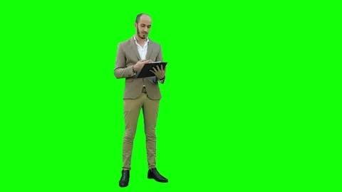 Manager holding clipboard and presenting business report on a Green Screen 스톡 동영상 71204705