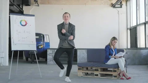 Manager in the office is dancing a skibidi dance. Employees join the dance and Stock Footage 134163351