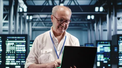 Manager optimizes data center 库存影片 249772791