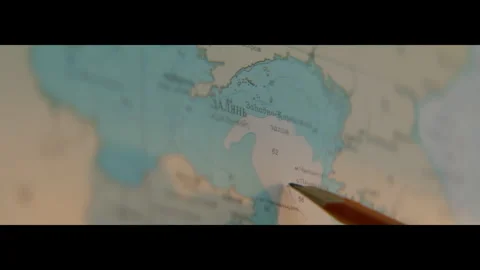 Manager plans route and marks destination on map with pencil Vídeos de archivo 320454178
