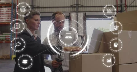 Manager pointing at warehouse shelf, logistics analyst verifying inventory on Vidéo 317600063