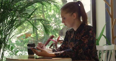 The manager is preparing the project for delivery. 스톡 동영상 112145300