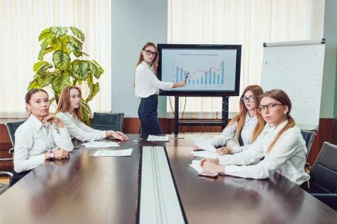 Manager presenting business activity plan to his colleagues Foto stock