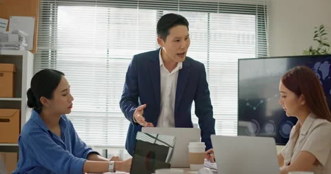Manager presenting project analysis to team in corporate boardroom. Stock Footage 310483427