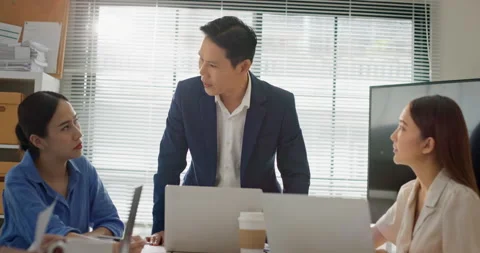Manager presenting project analysis to team in corporate boardroom. Stock Footage 310483461