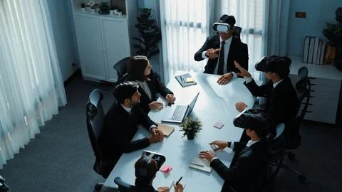 Manager send data analysis to business people by using VR glass. Directorate. Stockfoto's