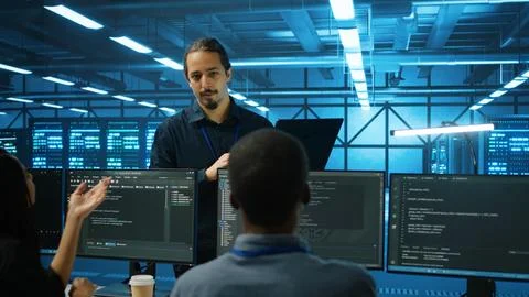 Manager supervising multiethnic team working in data center Foto stock
