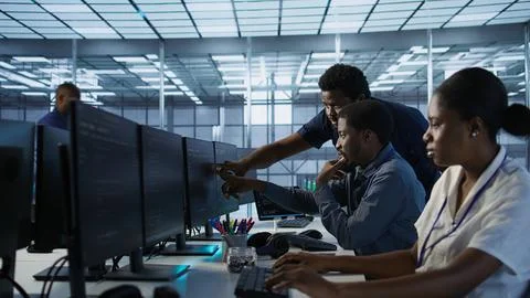 Manager supervising server room workers Stockfoto's