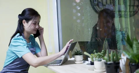 Manager surfing the web and conversing on her smartphone Stock Footage 172305928