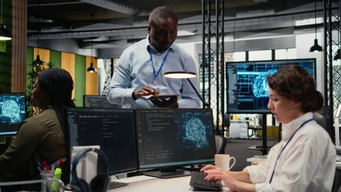 Manager talking with intern in office, using AI specialized hardware Vidéo 323239357