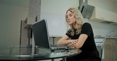 Manager talks to colleagues during online conference at home 스톡 동영상 146567019