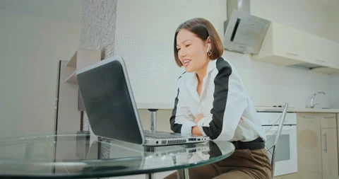 Manager talks to colleagues during online conference at home Stockbeeldmateriaal 146567152