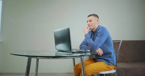 Manager talks looking into laptop display at home Видео 146567417