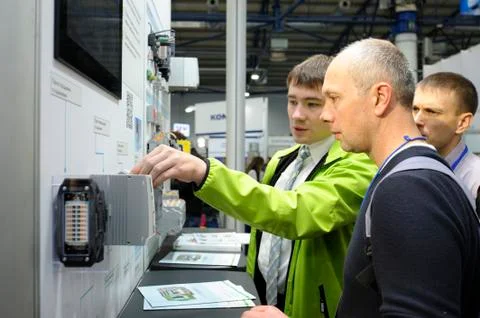 Manager touching the block of the automatic control system of power supply Foto stock