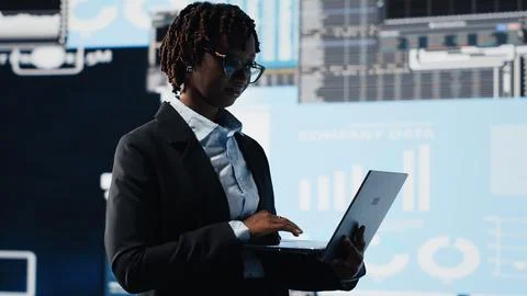 Manager using laptop software to compare company metrics Foto stock