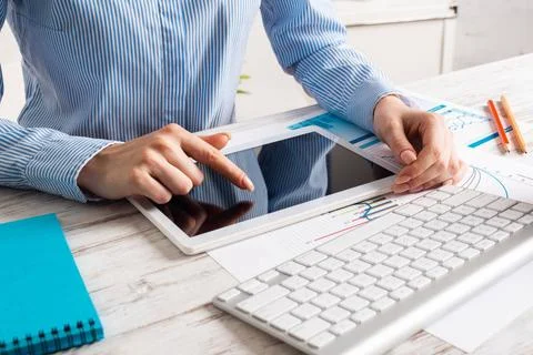 Manager using tablet computer with blank screen Manager using tablet compu... Stockfoto's