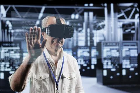 Manager using VR in data center Foto stock