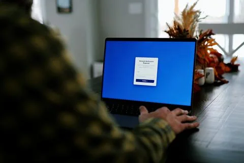 Manager Working Remotely Falls Victim to Malware Foto stock