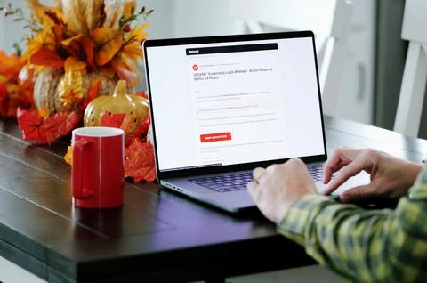 Manager Working Remotely Falls Victim to Malware Foto stock