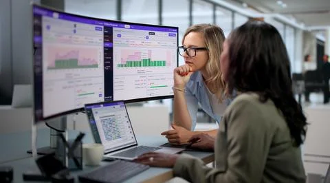 Managers Collaborate On Laptop Using Software To Plan Employee Schedules Effi Stock-Fotos