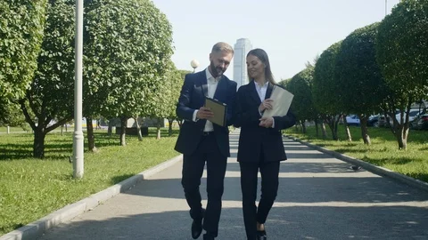 Managers talking about work in the park Vidéo 120664553