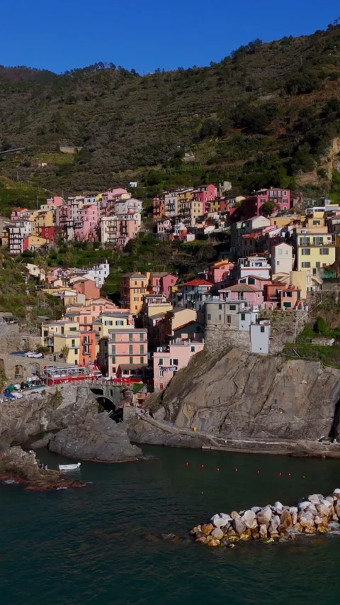 Manarola Terre Vertical aerial capturing vivid Italian cliffside homes 库存影片 336362573