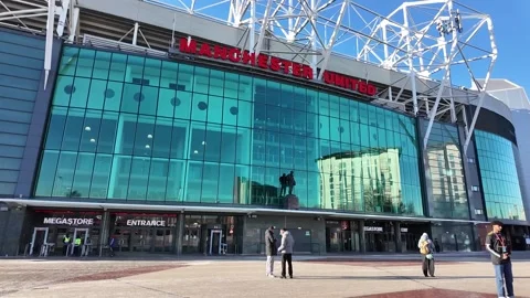 Manchester United fans react to sacking of Ruben Amorim Video stock 325721044
