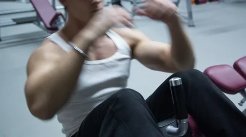 Mandsome man exercising abdominal muscles at the gym Vidéo 59173254