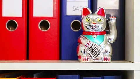 Maneki-neko or beckoning cat, japanese symbol of luck Video stock 87334656