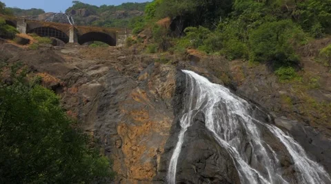 Mangali waterfall with train bridge 库存影片 43858269