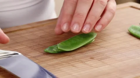 Mange tout being chopped Video stock 24672618
