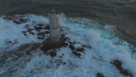 Mangiabarche Lighthouse enduring the relentless waves . Sardinia 库存影片 313291294