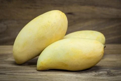Mango on a dark wood background. Foto stock