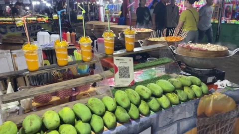Mango Drinks stall with fresh mango fruit pile display at street food stalls Stock-Footage 347543651