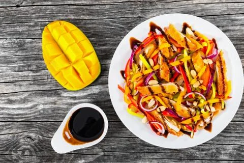 Mango, fried chicken breast,  peanuts, bell pepper, red onion sa Foto stock