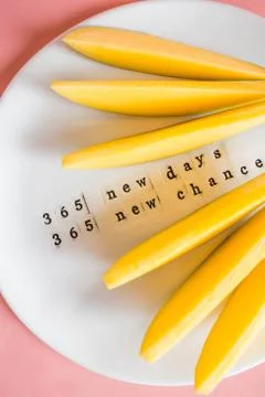 Mango fruit and mango slices on the white plate. Foto stock