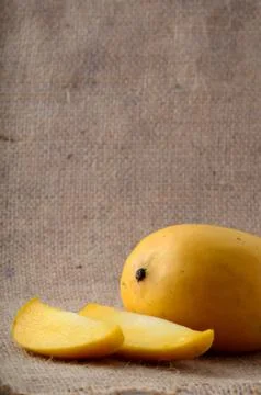 Mango fruit with slice on sack cloth background Foto stock