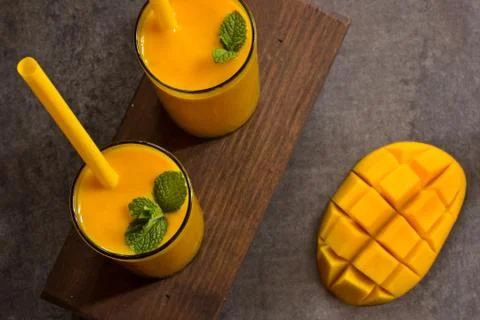 Mango Lassi  Indian Mango Juice with Yogurt with sliced mango on the side Foto stock