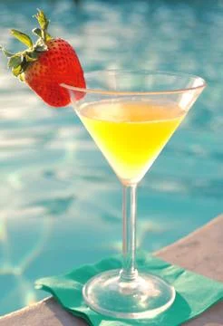 Mango martini poolside Foto stock