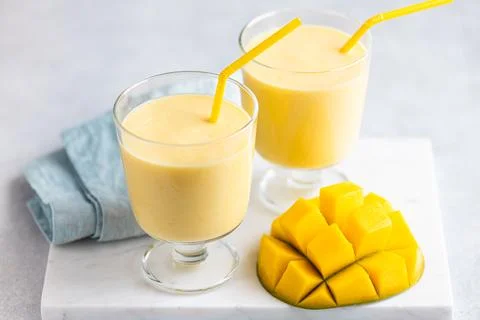 Mango milkshake in a glass, selective focus Foto stock