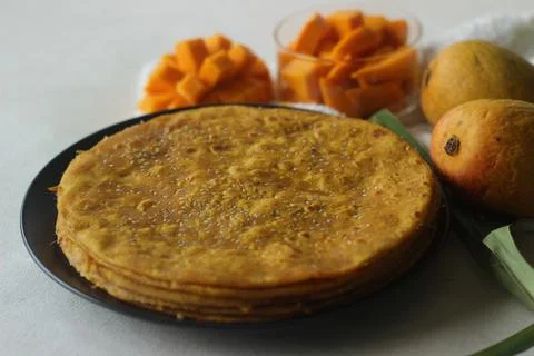 Mango Paratha. Indian flatbread made of wheat flour and mango pulp. A sweet v 스톡 사진