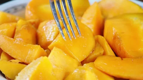 Mango slices served on a plate 스톡 동영상 338272612