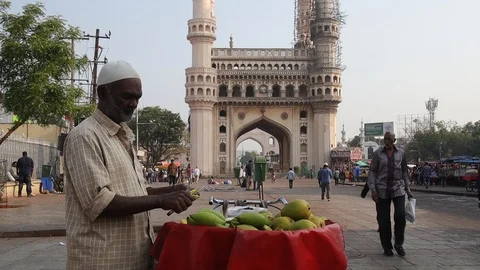 Mango-street-vendor-in-front-of-charminar-india Video stock 104993503
