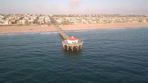 Manhattan Beach flyover and approach to shore 스톡 동영상 84873955