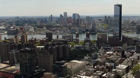 Manhattan Bridge and Lower Manhattan Skyline Across the East River Vídeos de archivo 114669783