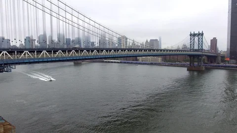 Manhattan Bridge On A Cloudy Day 4K Drone 01 스톡 동영상 94183275