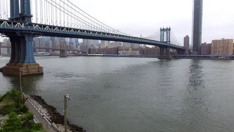 Manhattan Bridge On A Cloudy Day 4K Drone 02 스톡 동영상 94183825